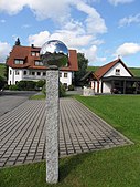 Kugel mit verspiegelter Oberfläche auf Granitsäule, 19. Juni 2011