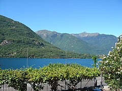 Blick auf das südwestliche Ufer mit dem Mont’Orfano und dem Ossolatal