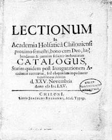 LECTIONUM In Academia Holsatica Chiloniensi proximo semestri, bono cum Deo, habendarum & jamtum feliciter inchoatarum CATALOGUS, Statim quidem post Inaugurationem Academiae contextus, sed ob quaedam impedimenta publicatus demum d. XXV. Novembris Anno cIↄIↄcLXV. – CHILONI, Literis JOACHIMI REUMANNI, Acad. Typogr.