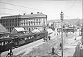 1896: ein Dampfzug auf Straßenbahngleisen beim Lokalbahnhof