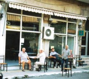 Ένα από τα δυο ιστορικά καφενεία του "Γιούρα" με τους θαμώνες του.