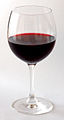 Dieses Bild zeigt ein Rotweinglas (WMF Easy) mit Rotwein