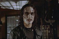 Eric Draven (Brandon Lee), a film főszereplője IMDb