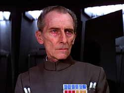 Peter Cushing mint Tarkin nagymoff a Star Wars IV: Egy új remény c. filmben 1977-ben