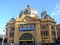 Stasiun Flinders Street pada Juli 2005.