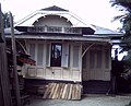 Perkembangan baru model Rumah Tadah Alas dengan varians kanopi atap perisai buntung (Atap Gajah Hidung Bapicik) pada bagian depan di Kelayan.