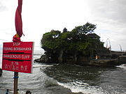 Sebuah papan peringatan bahaya tebing di Tanah Lot