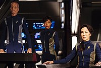 De la stânga la dreapta: Saru (Doug Jones), Michael Burnham (Sonequa Martin-Green) și Philippa Georgiou (Michelle Yeoh)