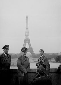 Hitler'in üç saatlik Paris gezisi sırasında (23 Haziran 1940) (Üreten: Heinrich Hoffmann)