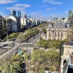 Buenos Aires Güney Amerika’da en çok ziyaret edilen şehirdir. Resmide 9 Temmuz Bulvarı görülmektedir.